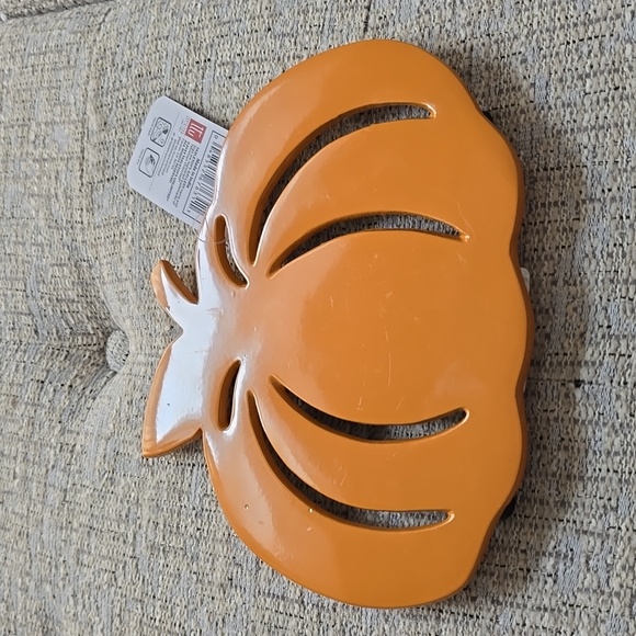 TABLETOPS GALLERY BRAND ORANGE PUMPKIN METAL TRIVET - Picture 1 of 8